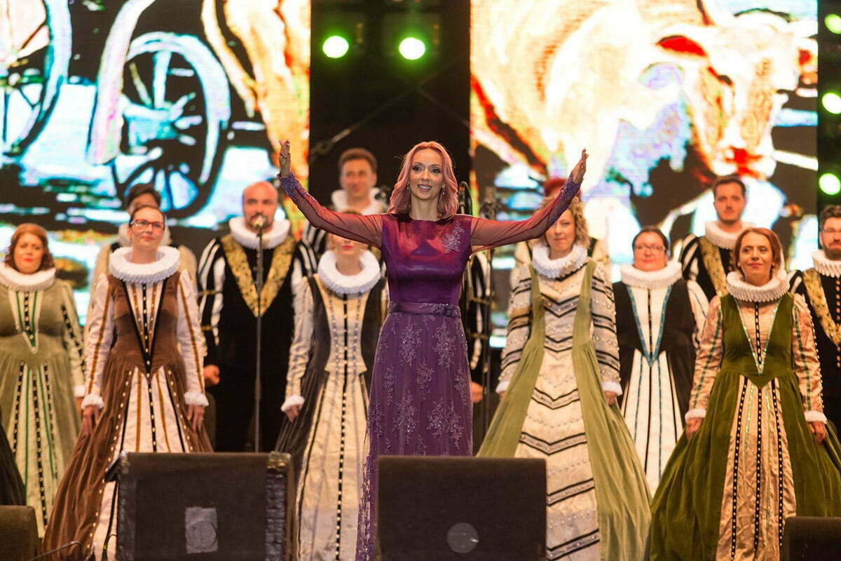 Anna Ungureanu Madrigal