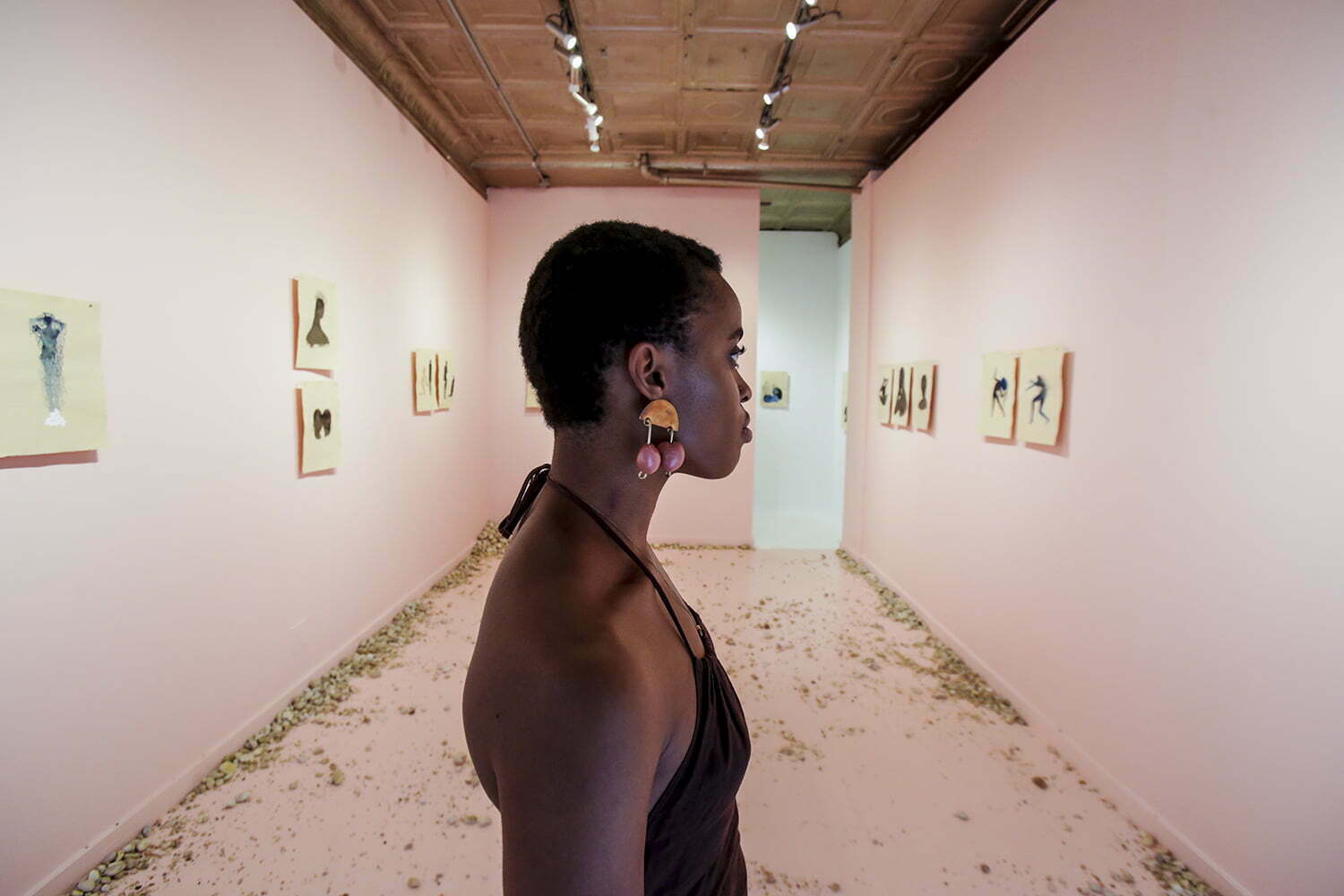Foto [5] Chioma Ebinama la vernisajul expoziţiei sale solo Penumbras, Catinca Tabacaru Gallery, New York 2018