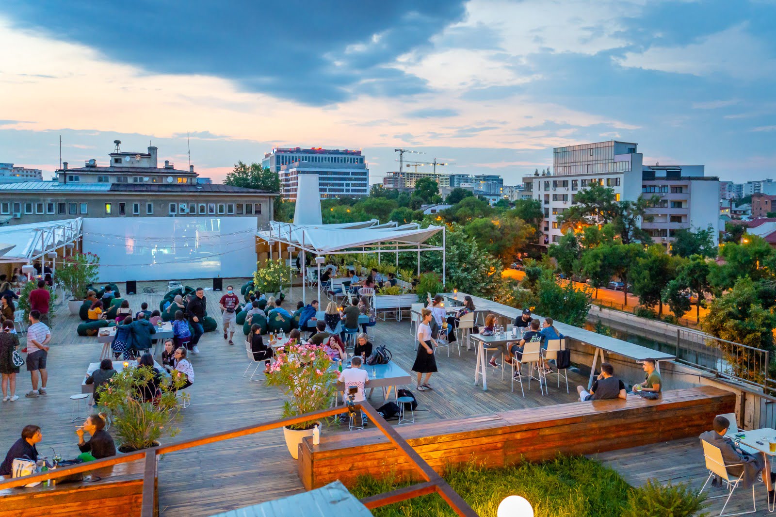 Deschis GastroBar – RooftopCinema