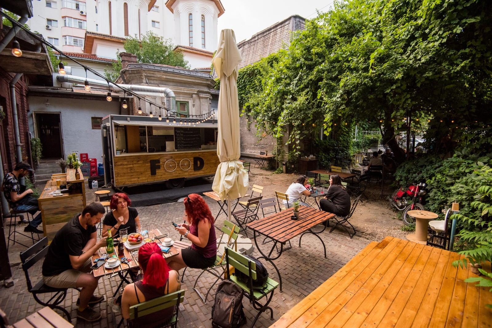 Povești din București | Grădina Olari - o grădină de vară cu și pentru prieteni