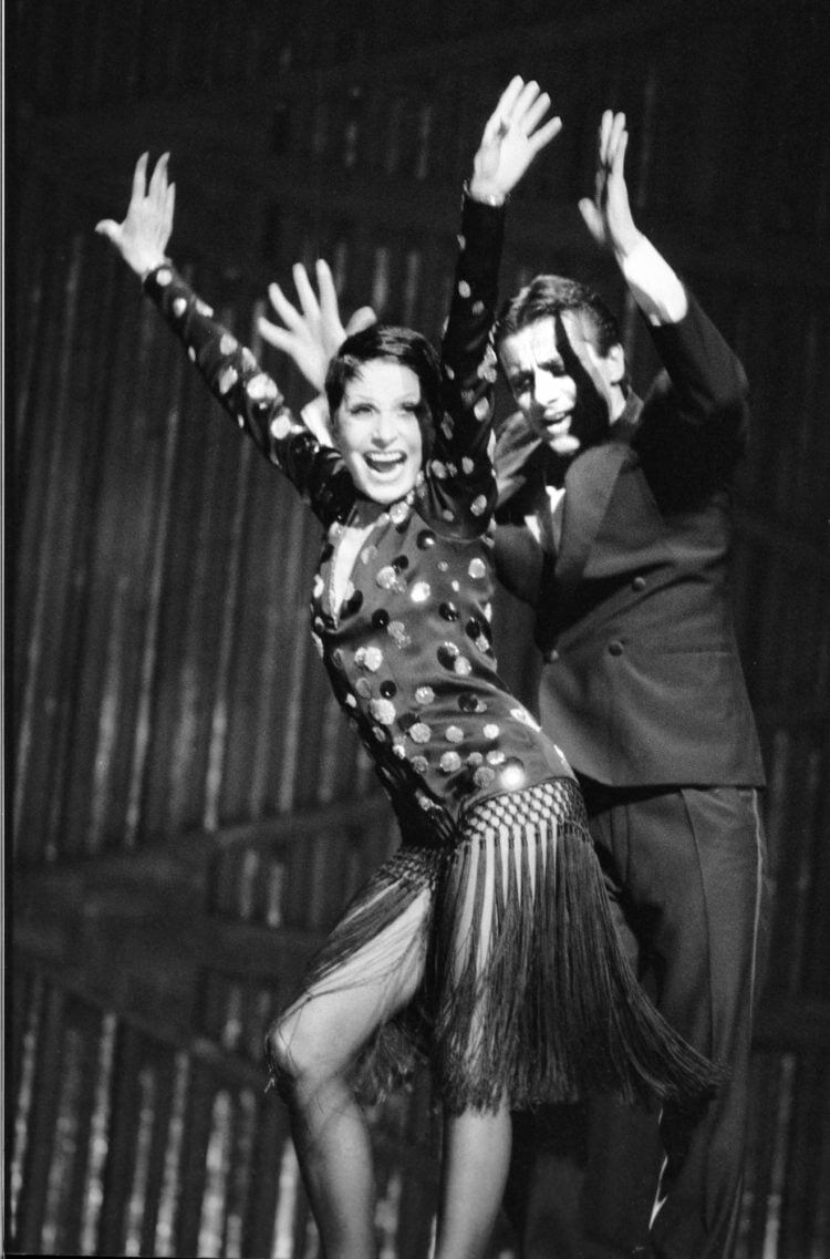 POP-UP STORiEs: YVES SAINT LAURENT, Arta unui fashion icon esenţial pentru Pop culture