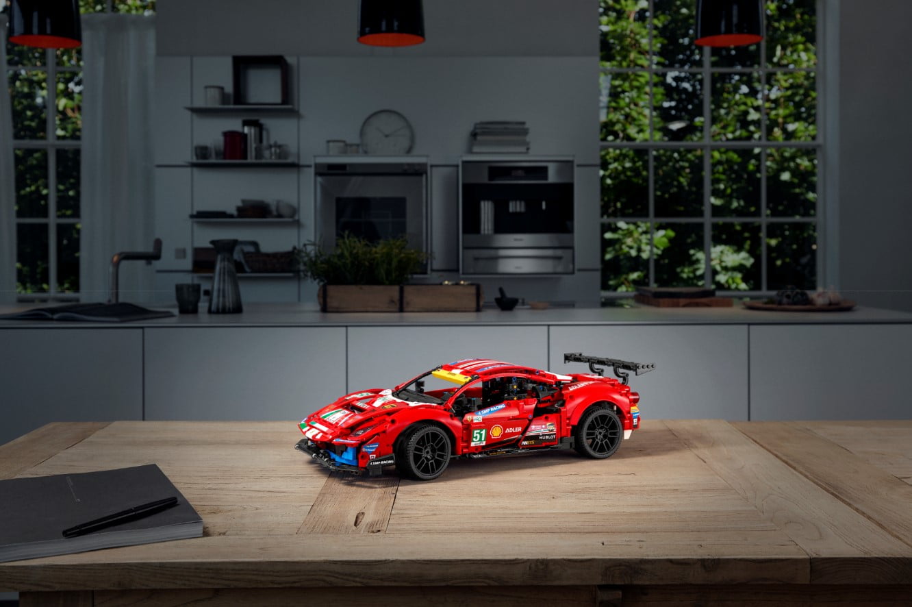 LEGO® TECHNIC™ FERRARI 488 GTE “AF CORSE #51” introduce fanii brandului în lumea plină de adrenalină a curselor de viteză pe circuit