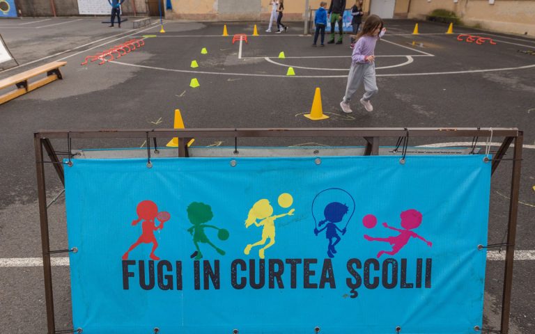 fugi in curtea scolii