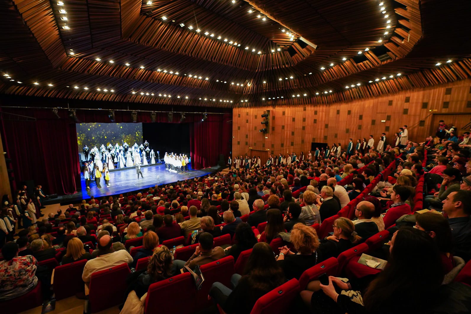9 concerte, 6.500 de spectatori și un sunet care vestește Crăciunul de 60 de ani MADRIGAL
