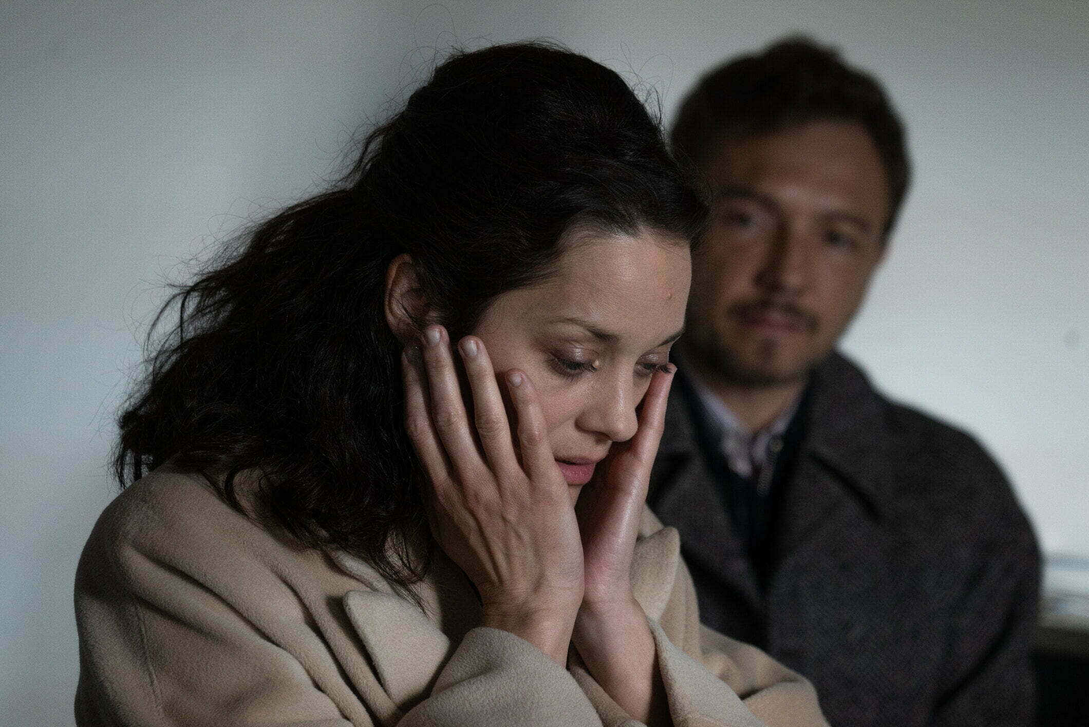 Marion Cotillard, strălucitoare și fascinantă, alături de Cosmina Stratan, în Frate și soră / Frère et soeur, un film despre secrete de familie, din 6 ianuarie în cinema