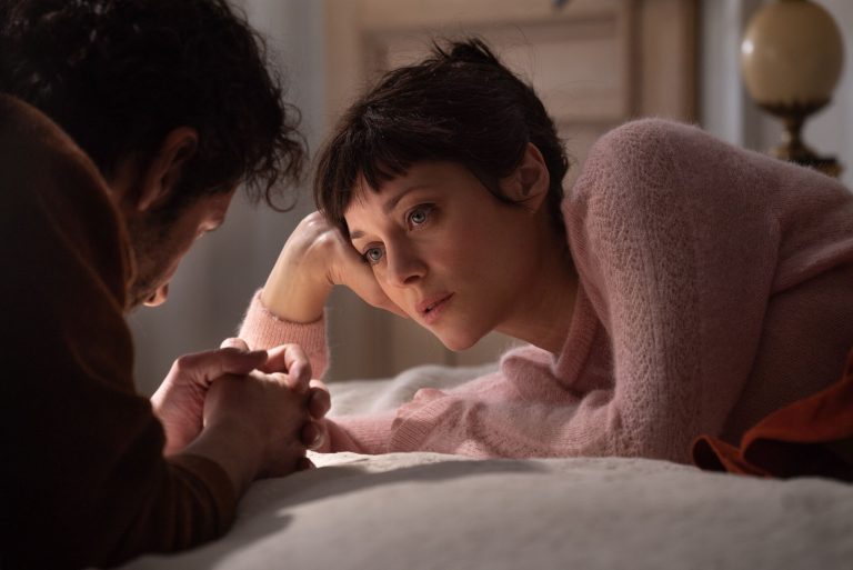 Marion Cotillard, strălucitoare și fascinantă, alături de Cosmina Stratan, în Frate și soră / Frère et soeur, un film despre secrete de familie, din 6 ianuarie în cinema