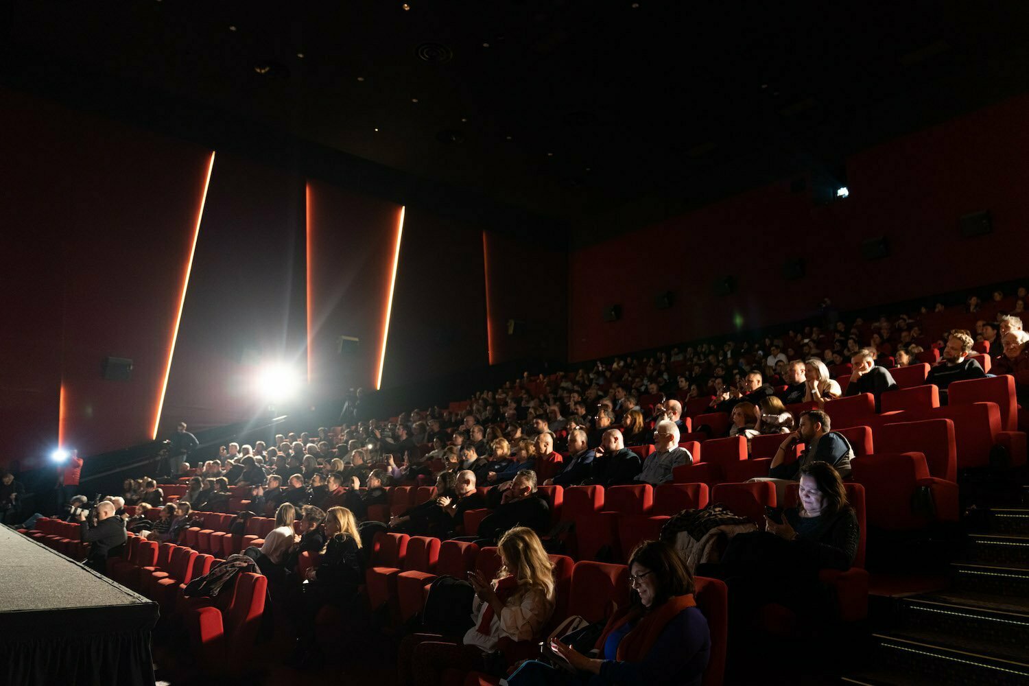 Controversata poveste a trupei Phoenix, spusă chiar de membrii săi, va putea fi văzută din 20 ianuarie în cinematografe în PHOENIX. HAR/JAR