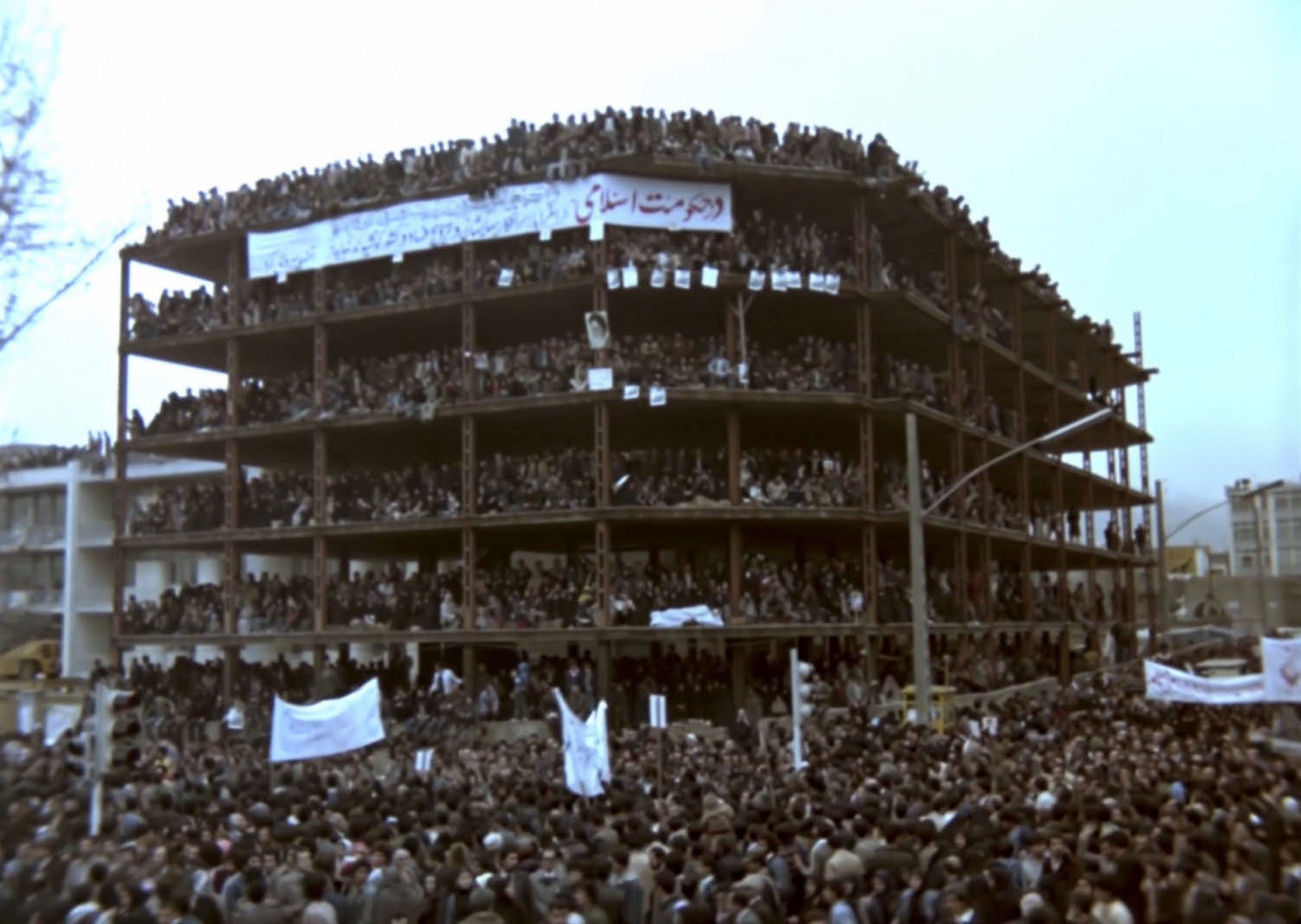 &Icirc;ntre revoluții