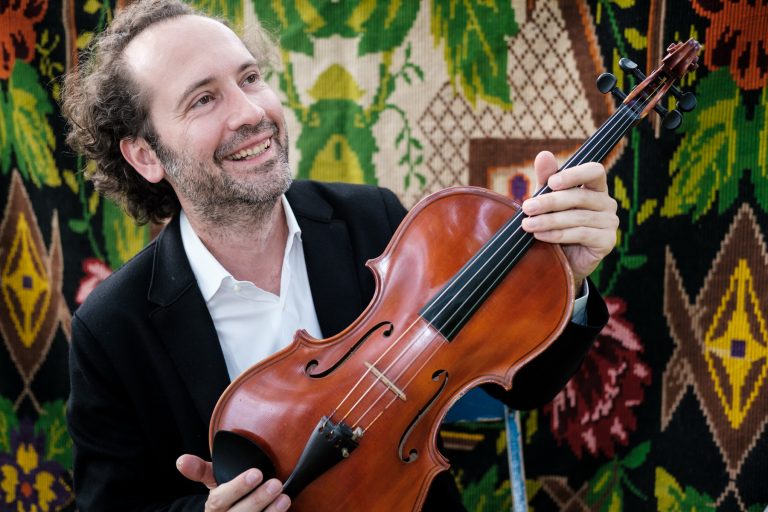 Dirijorul american JOHN AXELROD, ALEXANDRU TOMESCU (vioară) și RĂZVAN POPOVICI (violă): concert Mozart/Ceaikovski la Sala Radio