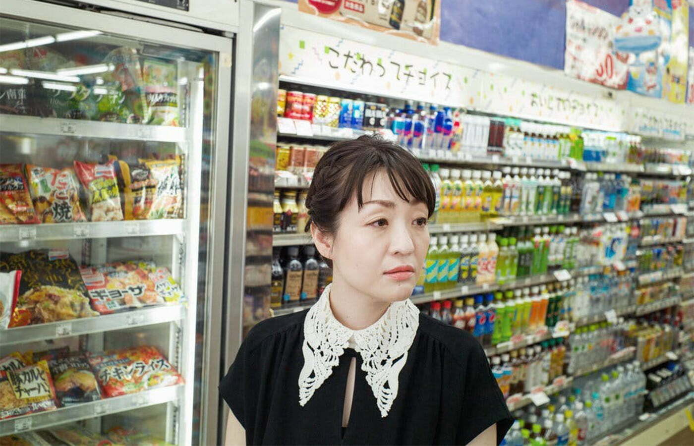 Sayaka-Murata-vizit&acirc;nd-un-minimarket-din-Tokyo--Kentaro-Takahashi