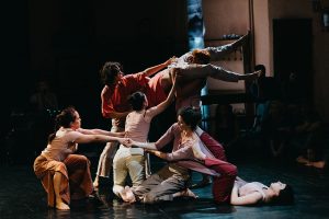 „moving [m]others”, un spectacol despre EMOŢIA MATERNITĂŢII pe 1 şi 8 martie la ARCUB