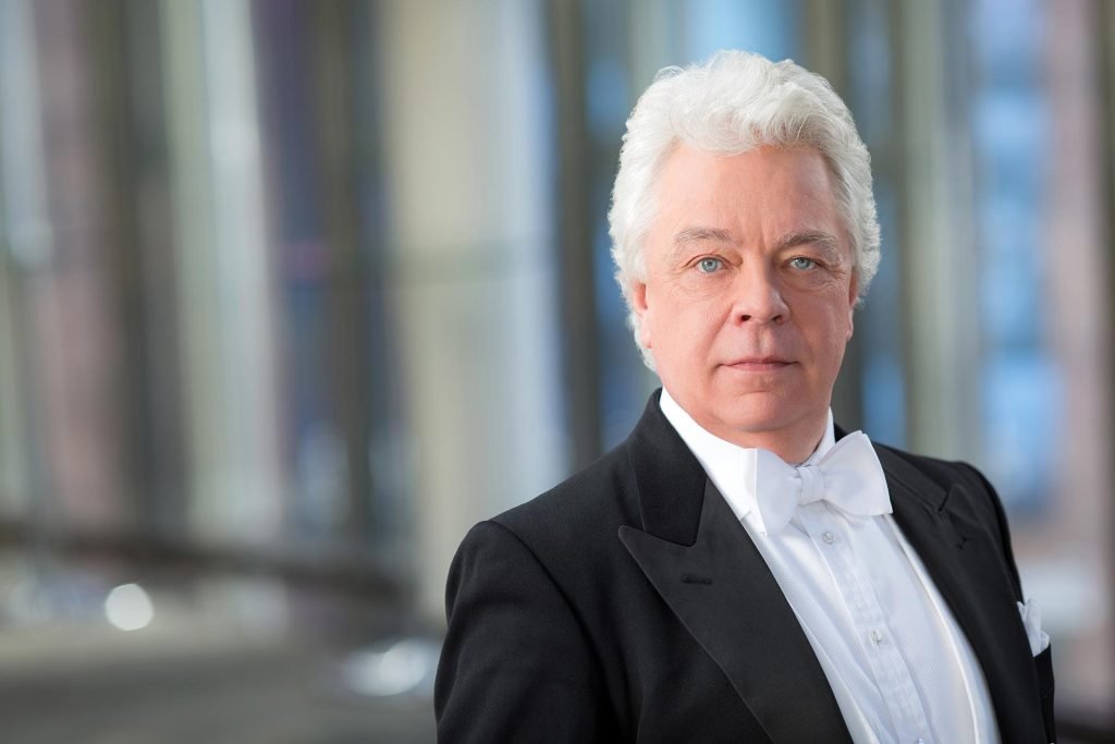 A dirijat serviciile de nuntă ale Familiei Regale britanice: dirijorul CHRISTOPHER WARREN-GREEN invitat la Sala Radio