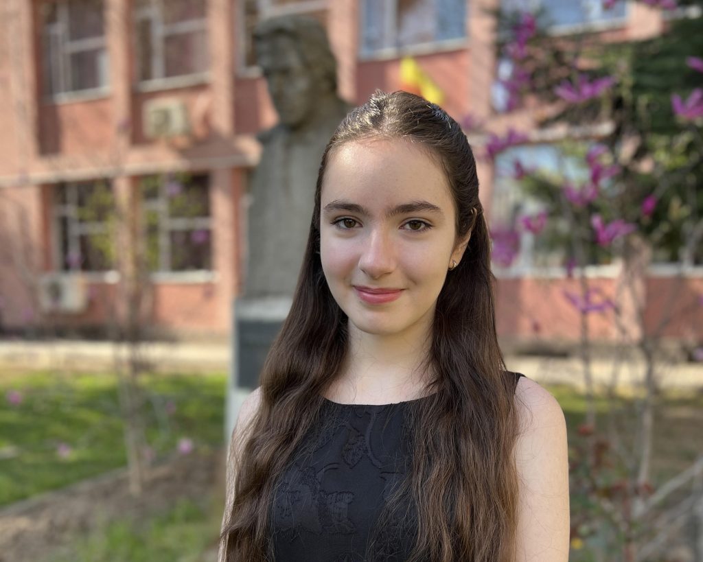 La doar 16 ani, Eva Garet cântă Ceaikovski la Sala Radio!