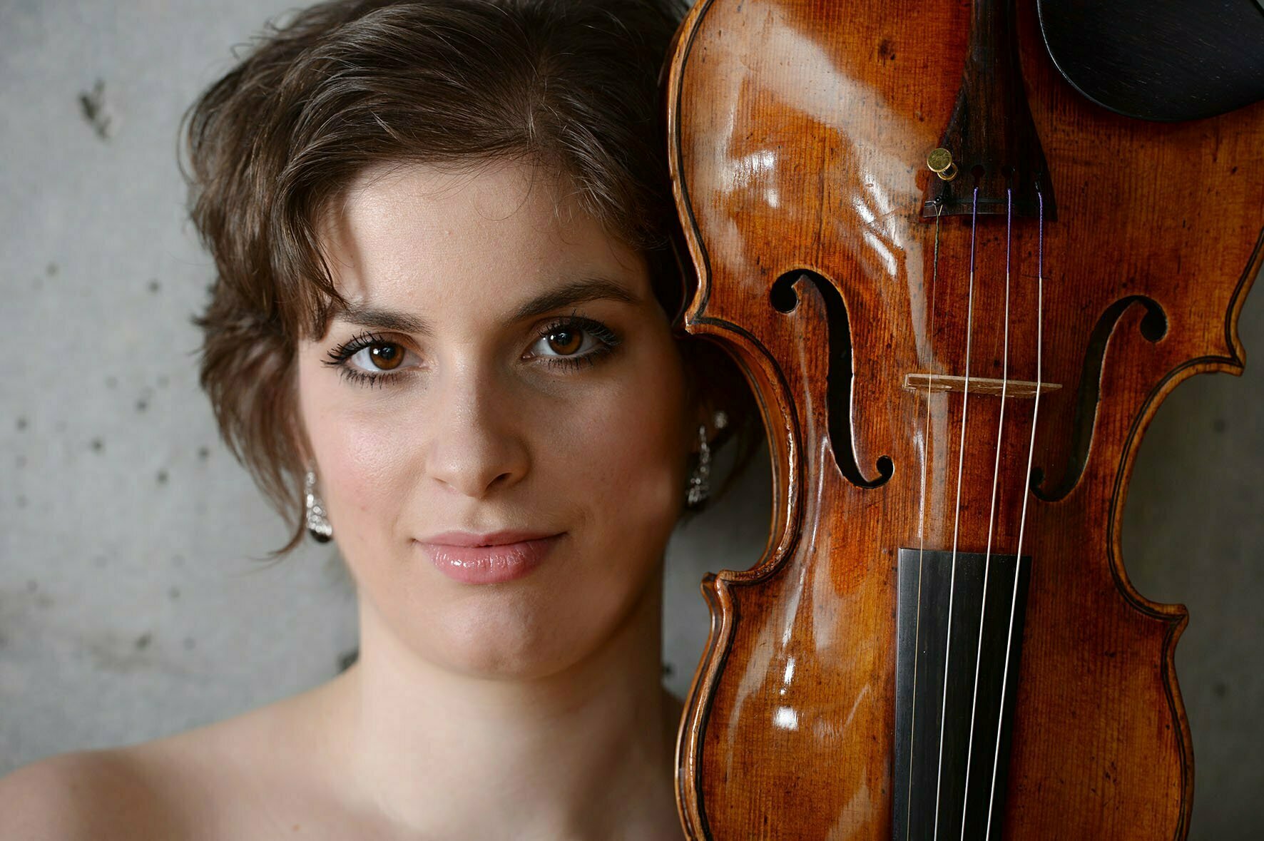 La doar 27 de ani, profesor la Viena, violonista Ioana Cristina Goicea este invitată la Sala Radio