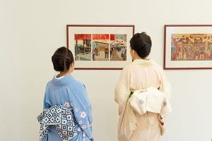 Cadou de 8 martie, la ARCUB: „demonstraţie de Kitsuke – arta de a îmbrăca un chimonoU” în cadrul expoziţiei „Călătorie în lumea stampelor Meiji”