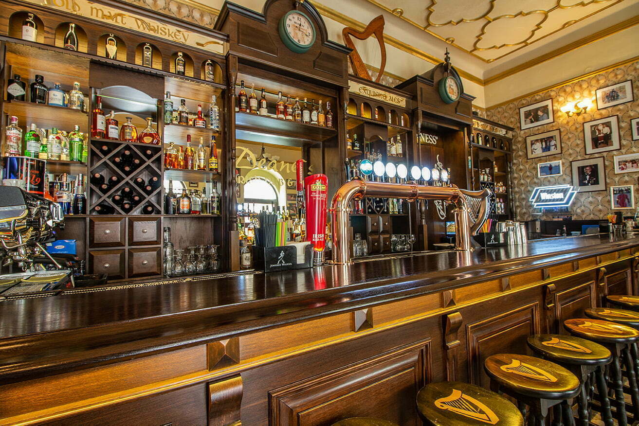 Vestitorii primăverii la Deane's Irish Pub & Grill: concerte și stand-up comedy