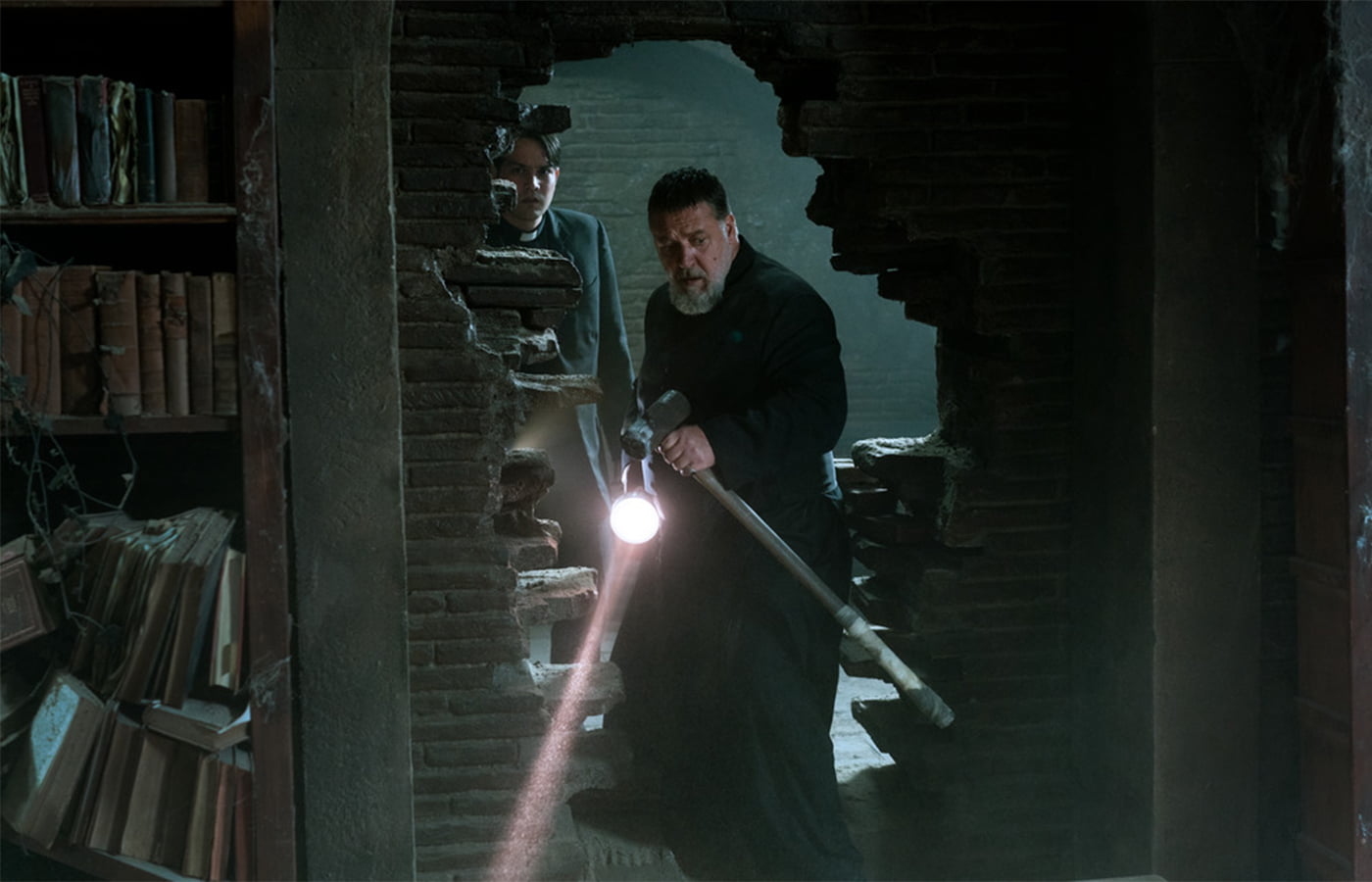 erxorcistul Papei Russell Crowe