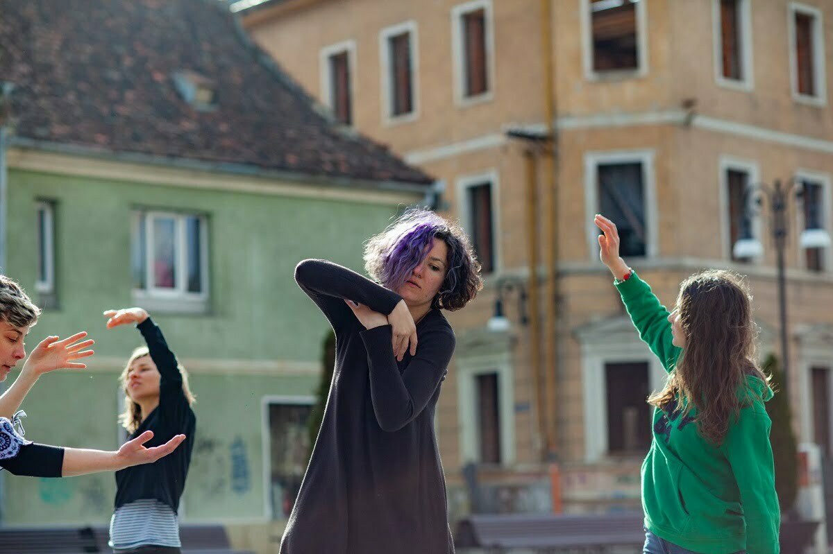 Slow dance – acțiune performativă cu ocazia Zilei Internaționale a Dansului Contemporan, la Brașov