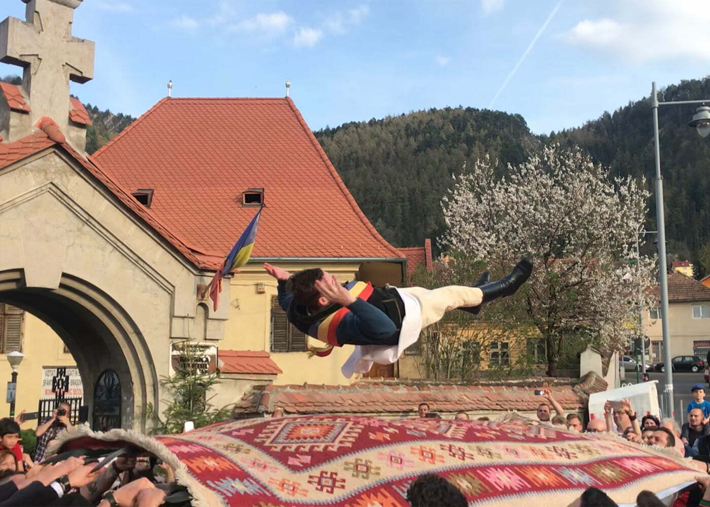 Junii Brașovului Aruncatul în țol