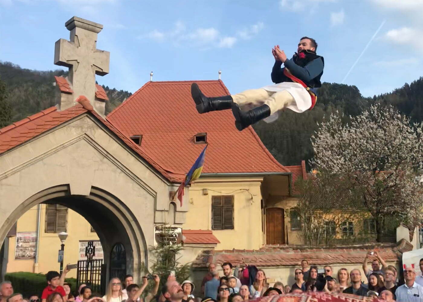 Junii Brașovului Aruncatul în țol