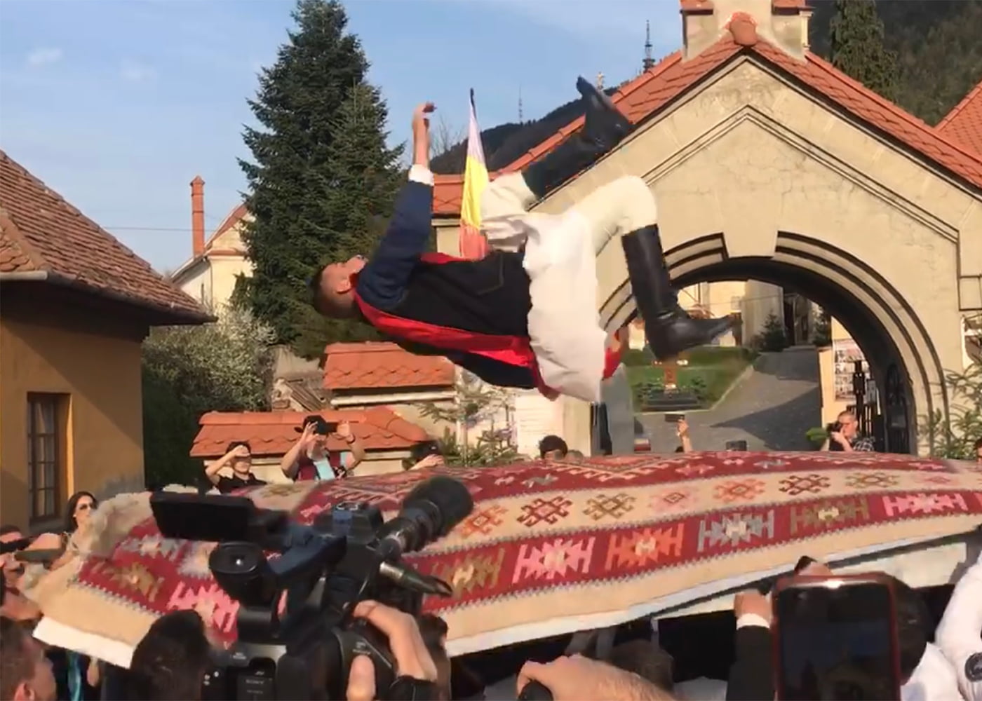 Junii Brașovului Aruncatul în țol