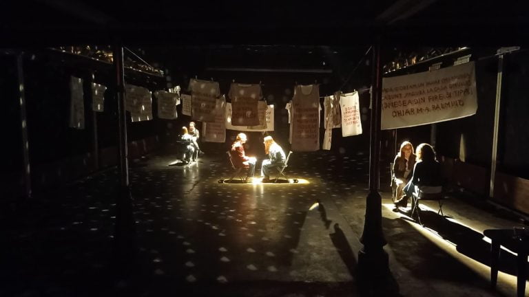 Despre relații toxice și abuz, în cele mai noi spectacole de teatru independent din București și Cluj-Napoca