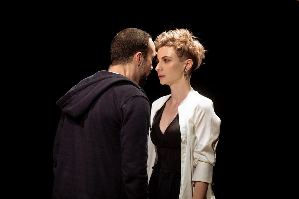 Cine suntem cu noi și cu ceilalți și ce ne face să simțim – spectacolele Vanner Collective din mai