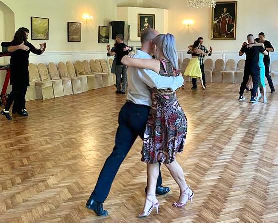 Petrece pe ritm de tango la Palatul Brukenthal din Avrig la Transilvania Tango Experience, ediția a VI-a