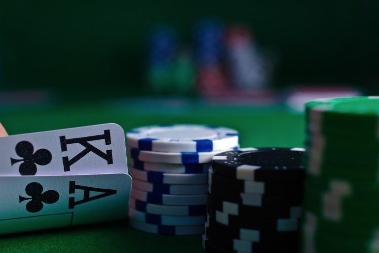 Potențiale riscuri ale jocului la cazino și ce faci ca să le gestionezi în favoarea ta?