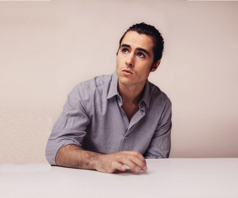 Ben Schnetzer a semnat pentru rolul celebrului dirijor român Sergiu Celibidache în filmul „Cravata galbenă”, în locul lui Rupert Friend