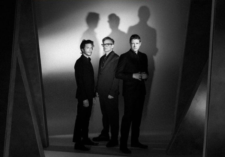 Trupa newyorkeză INTERPOL, celebră pentru stilul unic de indie rock și post-punk revival, va concerta la București pe 20 iunie 2023 la Arenele Romane