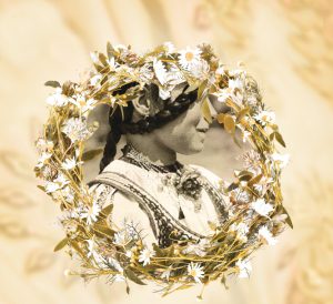 Păşeşte alături de sânziene în expoziţia „Miresele soarelui” de la ARCUB: Între 19 şi 25 iunie, cămăşi tradiţionale de peste 100 de ani, podoabe vechi, proiecţii în mişcare şi instalaţii florale