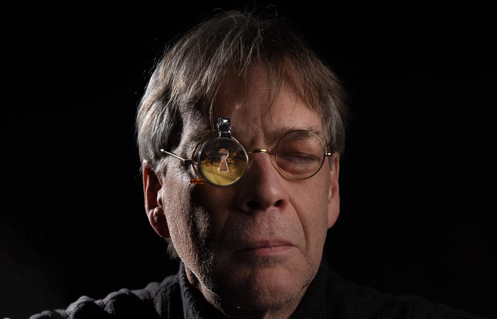 ALAIN-ROGGEMAN-bijutier-with-a-pair-of-glasses-Surveillance-cover