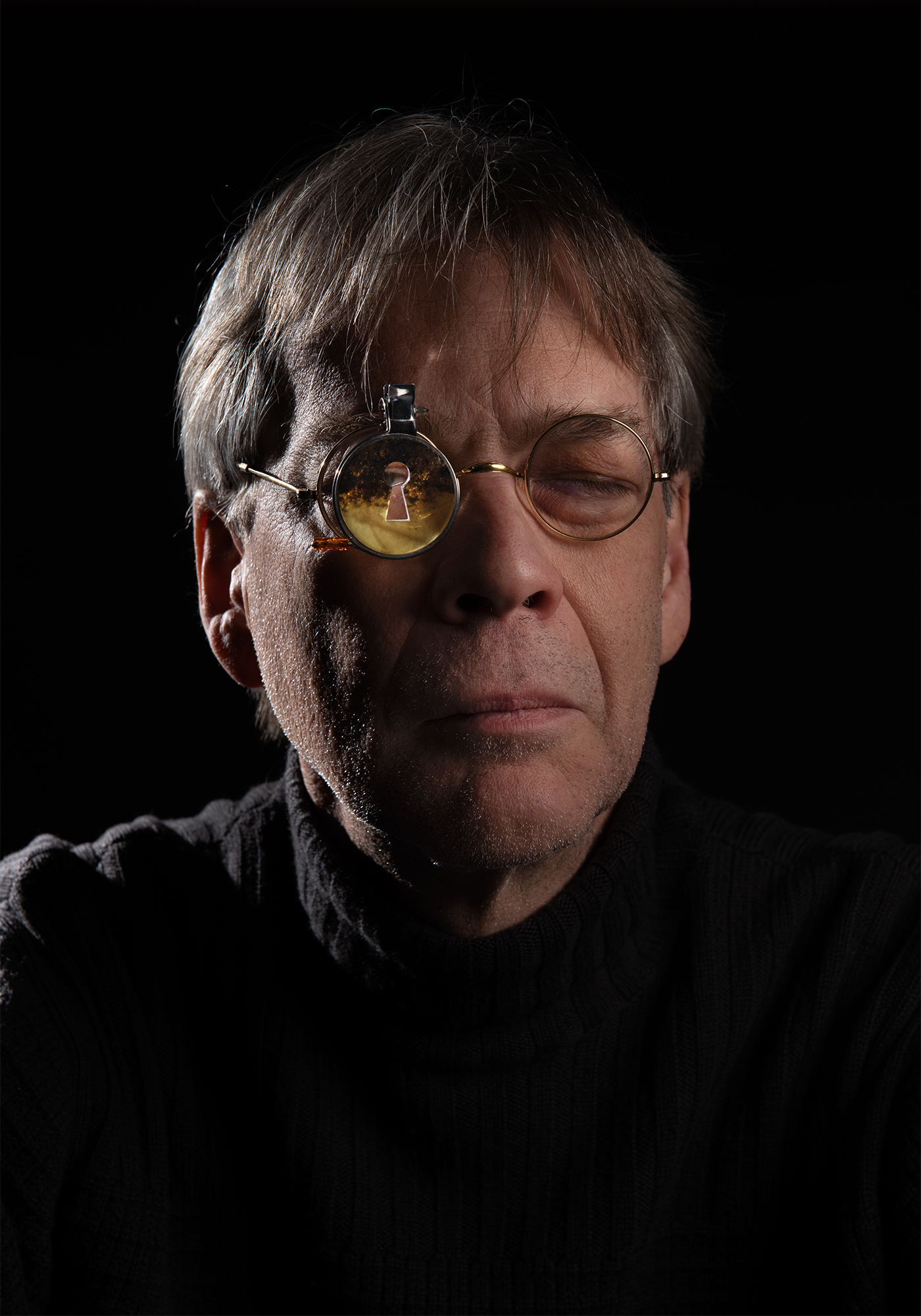 ALAIN-ROGGEMAN-bijutier-with-a-pair-of-glasses-Surveillance-cover