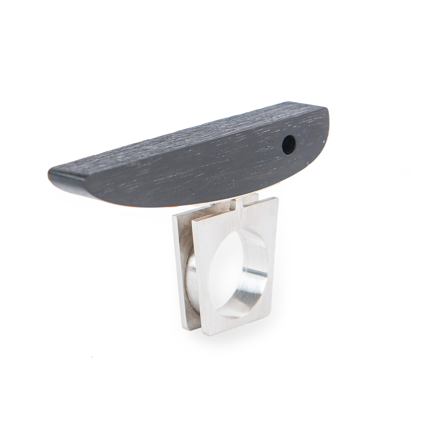 Alain Roggeman, ring, Ebony – 925 oxidized silver, Photo by Stijn Wils ALAIN-ROGGEMAN-bijutier-with-a-pair-of-glasses-Surveillance-cover