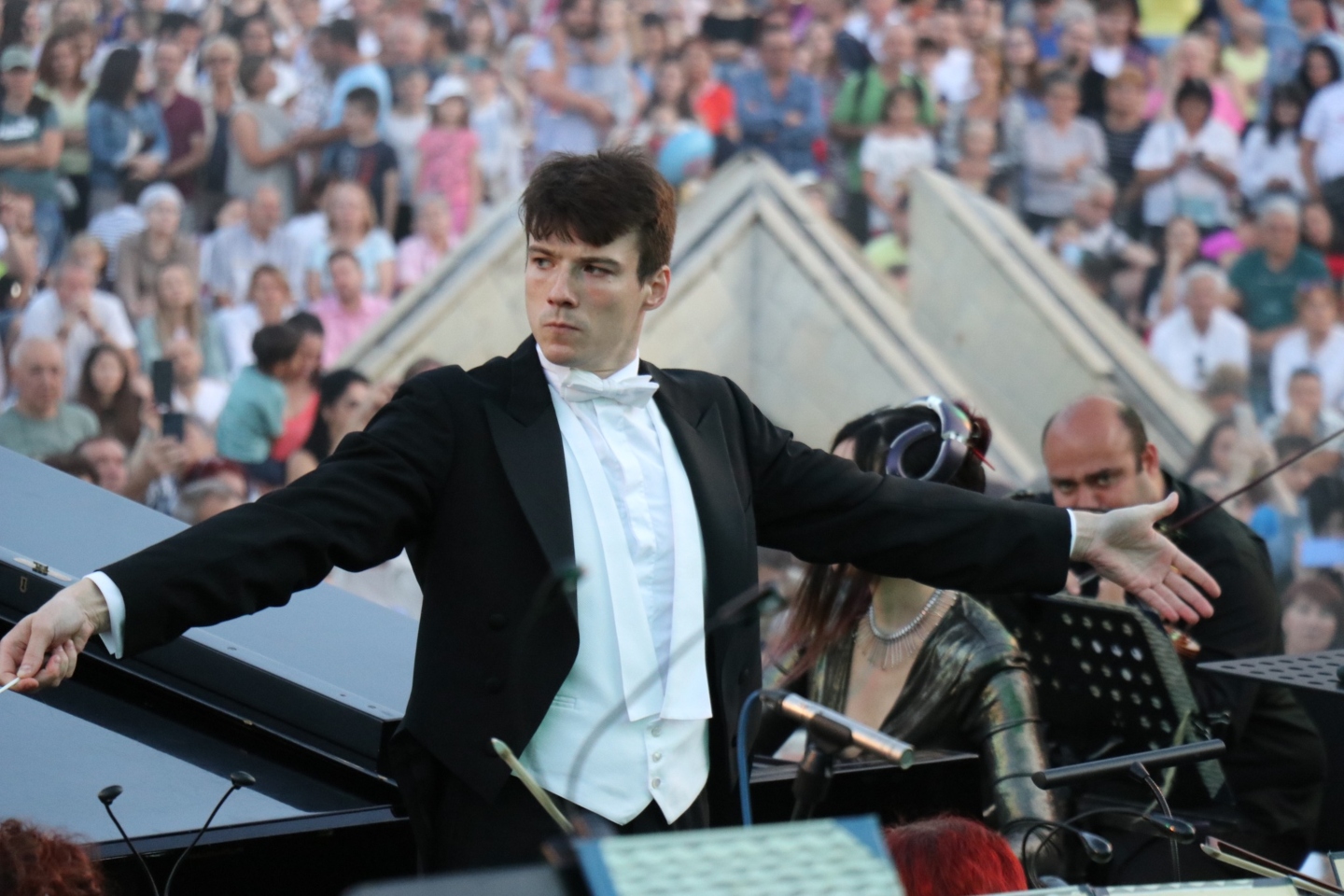 Concert incendiar cu SERENE, orchestra Filarmonicii Brașov și Andrej Vesel