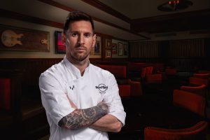Hard Rock Cafe București adaugă în meniu noul Messi Chicken Sandwich, în cadrul parteneriatului dintre legenda fotbalului și Hard Rock International