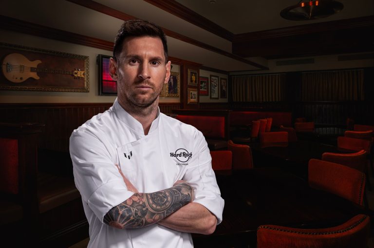Hard Rock Cafe București adaugă în meniu noul Messi Chicken Sandwich, în cadrul parteneriatului dintre legenda fotbalului și Hard Rock International