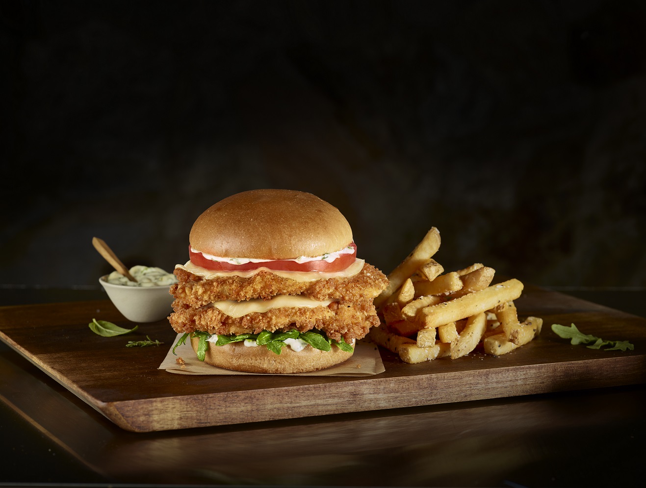 Hard Rock Cafe București adaugă &icirc;n meniu noul Messi Chicken Sandwich, &icirc;n cadrul parteneriatului dintre legenda fotbalului și Hard Rock International