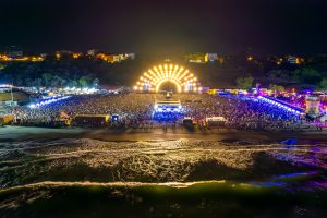 În cele 4 zile, peste 277.000 de fani au celebrat cea de-a 5-a ediție a celui mai mare festival organizat pe o plajă din Europa. Ediția aniversară a NEVERSEA a fost una memorabilă!