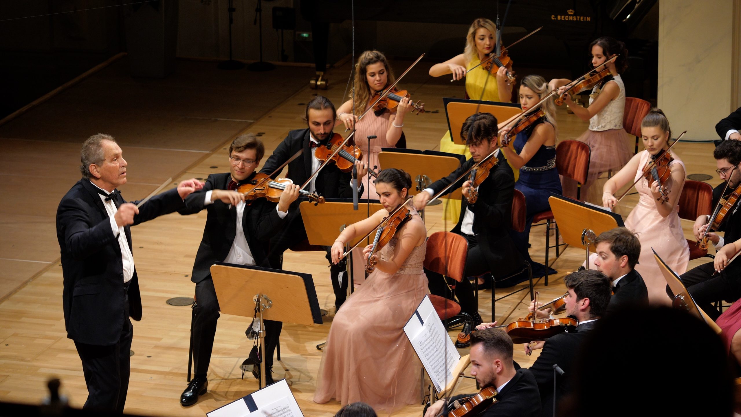 Orchestra Rom&acirc;nă de Tineret dirijată de Cristian Mandeal la Bucureşti, Kassel şi Berlin