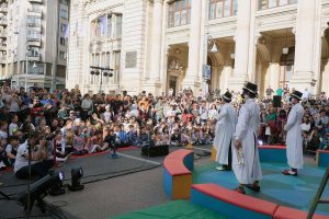 „Străzi deschise” pe Calea Victoriei - statui vivante, teatru de păpuşi, spectacole-lectură și acrobaţii în programul weekendului 15-16 iulie