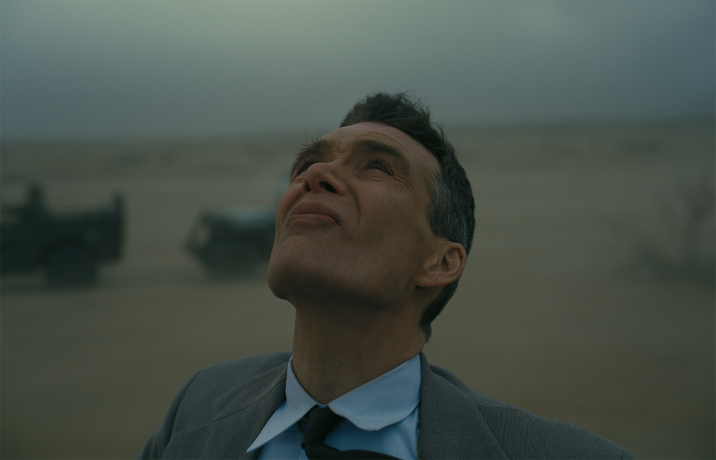 oppenheimer-cillian-murphy-looking-up