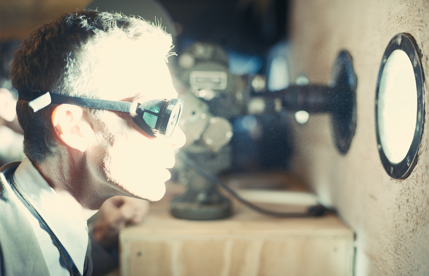 oppenheimer-cillian-murphy-watchingt-experiment