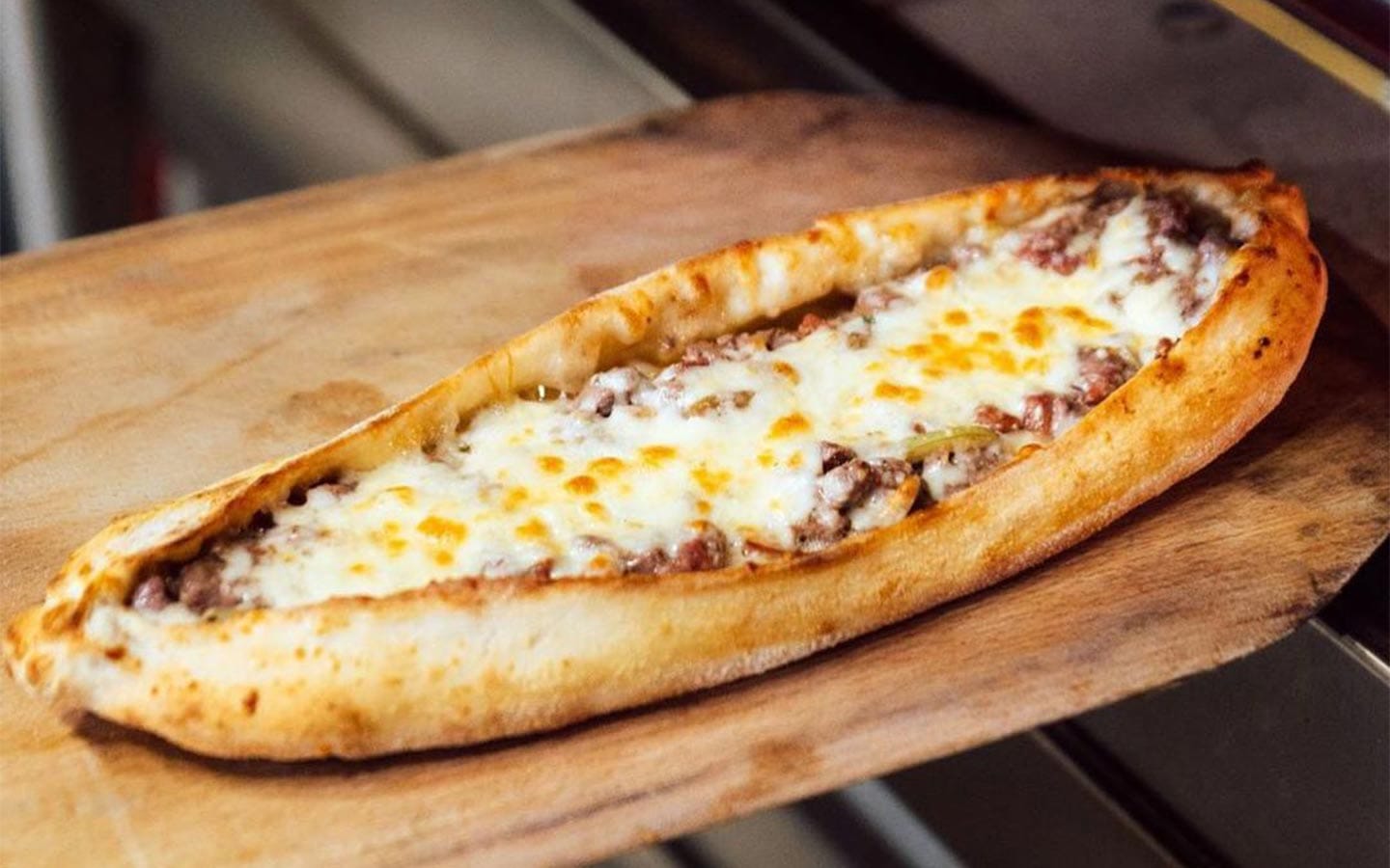 Bărcuță fără motor, lansată de pe Bosfor • Eat & Drink • Zile și Nopți