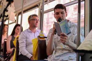 Călătoria cu Tramvaiul Poeziei nu s-a încheiat. Scriitorul brașovean Andrei Dosa a colaborat în crearea poemului colectiv dedicat Timișoarei, pictat pe asfalt
