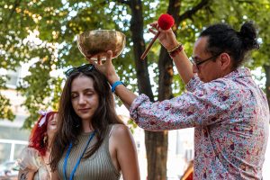 Arta întâlnește natura: Festivalul Artown transformă un parc din Ploiești într-un punct de referință