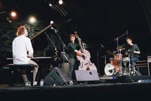 Trioul ELIAS D'HOOGE câștigă marele premiu ALBERT MICHIELS la festivalul Music Mosaic Folk & Jazz din Belgia.