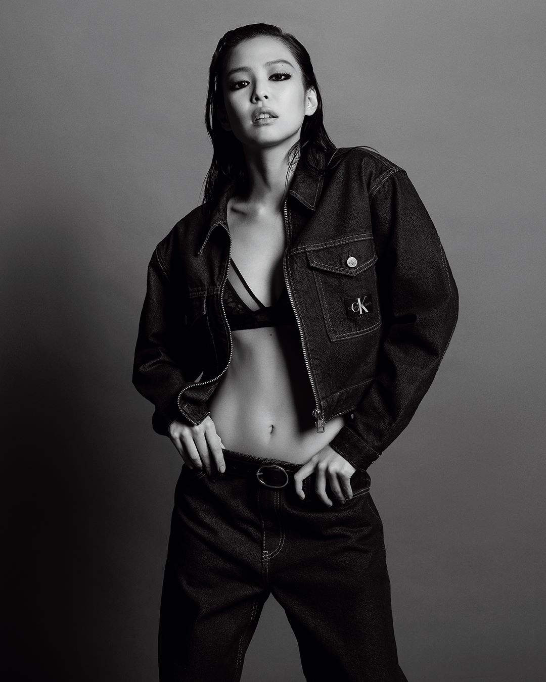 Pentru toamna anului 2023, Calvin Klein redefinește senzualitatea prin scene încărcate de emoție și ludic.