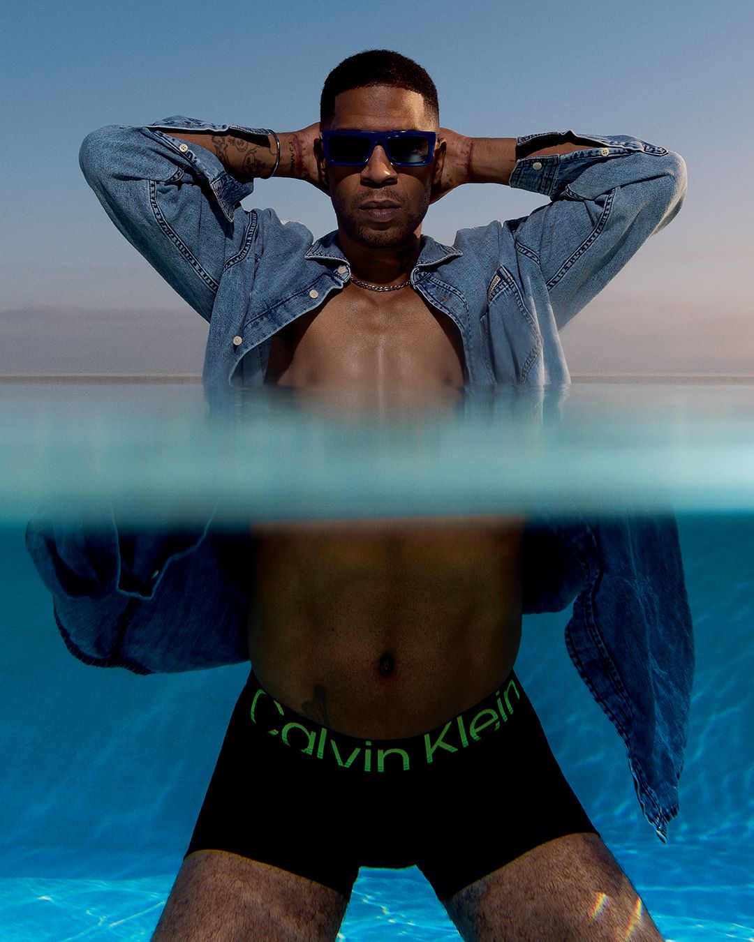 Pentru toamna anului 2023, Calvin Klein redefinește senzualitatea prin scene încărcate de emoție și ludic.